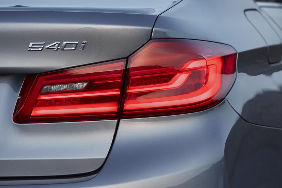 Детали экстерьера BMW 540i Sedan M Sport 2017 года  (WW) (фото 17 из 98)
